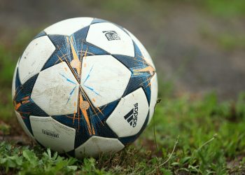 El escándalo por fraude y pérdidas millonarias que sacude a una figura del fútbol y la empresa de su pareja